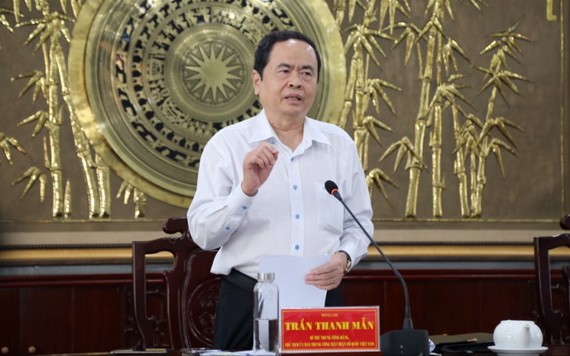 黨中央書記、越南祖國陣線中央委員會黨團書記、主席、中央，肅貪指委會委員陳清敏在會上發表講話。（圖源：明倫）