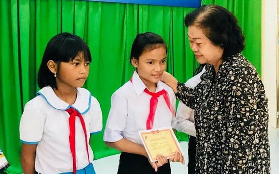 原國家副主席張美華頒發助學金給廣義省學生。