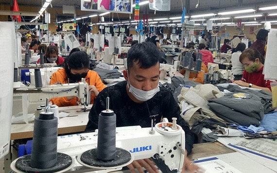 新冠肺炎疫情對企業造成極大的負面影響，工人的收入也隨之下降。（示意圖源：互聯網）