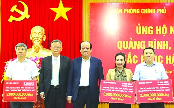 政府辦公廳主任梅進勇部長（中）與寶成國際集團協理蔡汶宗（左二）向中部三省捐贈60億元賑濟款項。（圖源：VGP）