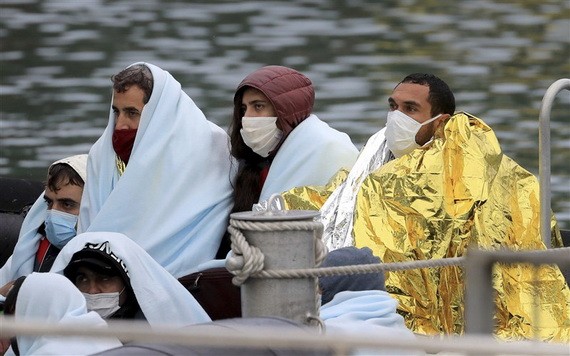 邊界部隊移送非法移民，至英格蘭多佛（Dover）港口。（圖源：AP）