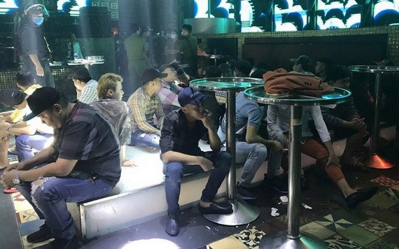 職能力量對New Club酒吧進行突擊檢查時現場。（圖源：明英）