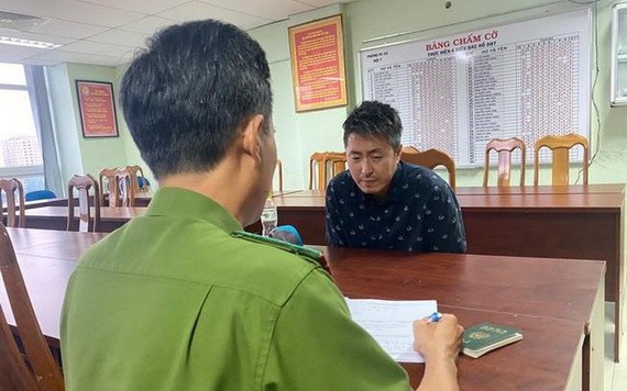 殺人嫌犯 Jeong In Cheol 在公安派出所向調查員供述自己的犯罪過程。（圖源：黃英）