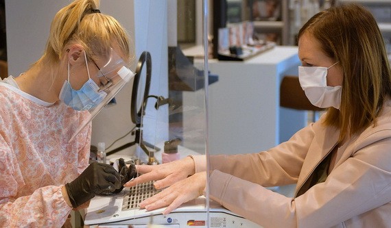 今年3月，法國安納西的一家美甲沙龍在做好防護措施後重新開門迎客。（圖源：國際勞工組織）