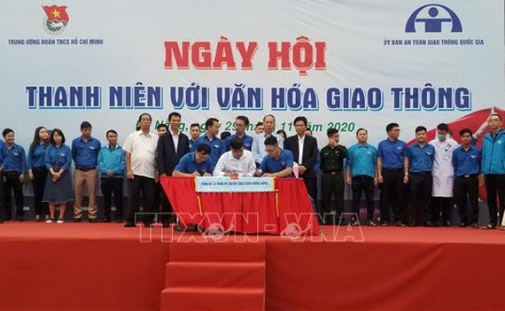 各單位與峴港市共青團簽署響應“2020交通安全年”計劃具結書。（圖源：越通社）