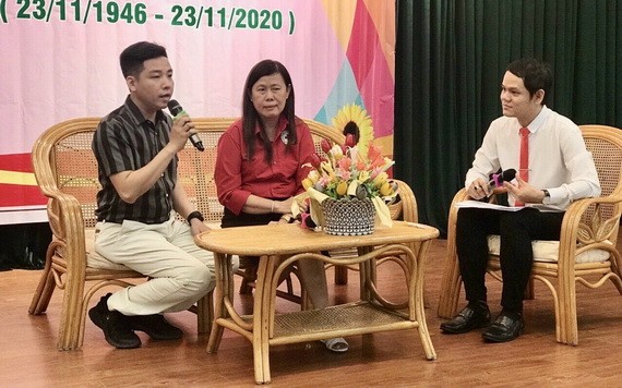 紅十字會主席黎氏寶莊（左二）與華青曾廣健（左一）正在交流。