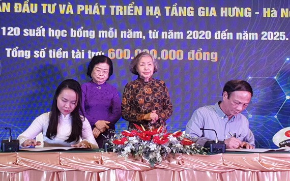 原國家副主席張美華見證各單位與基金會簽署合同。