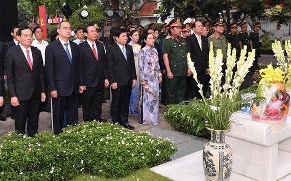 市領導親往守德郡本市陵園上香和敬獻鮮花緬懷原國家主席黎德英大將。（圖源：越勇）