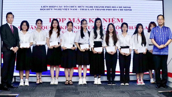 泰國駐本市總領事Apirat Sugondhabhirom (右一)向學生派發助學金。