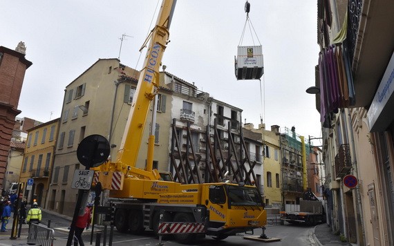 當地時間12月1日，法國西南部佩皮尼昂，法國緊急醫療援助服務的醫生將一名患有病態肥胖症的男子從家中用起重機吊到一樓。（圖源：互聯網）