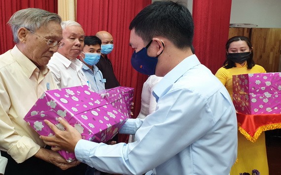 華人幹部王沛川校長獲“好人好事”稱號。