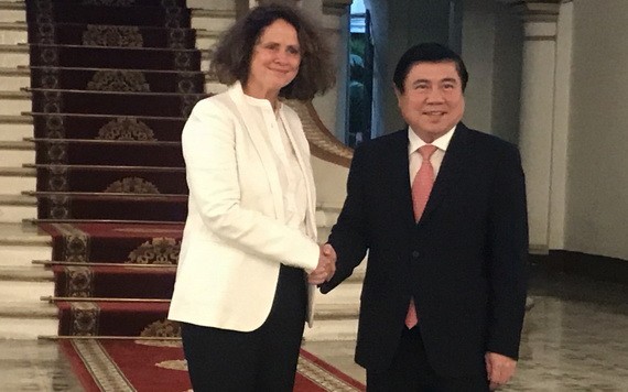 市人委會主席阮成鋒（右）接見世銀駐越南新任首席代表卡羅琳‧特克。（圖源：元幸）