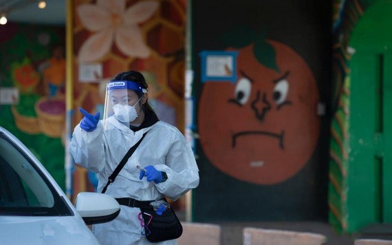 美國農貿市場的“得來速”式新冠病毒檢測站向市民提供檢測服務。 （圖源：互聯網）