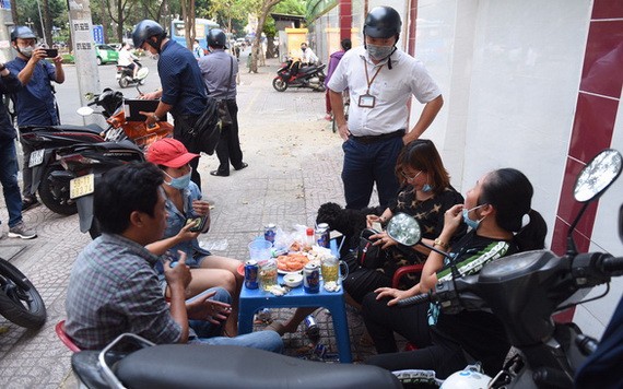 四人在街頭擺酒桌聚集喝酒聊天，不顧職能力量發出警示提醒，其中3人仍持固執態度而堅決不戴口罩，終遭重罰共600萬元。（圖源：光定）