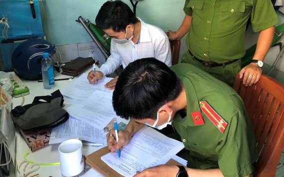 涉案嫌犯張俊弟（白衣）在拘捕令上簽字。（圖源：玉黎）