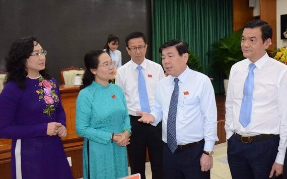 與會代表在會議場外交換意見。（圖源：自忠）