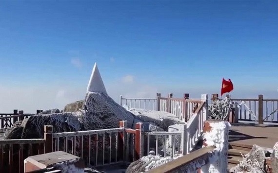 番西邦峰頂上都覆蓋了一層薄薄冰霜。（圖源：）