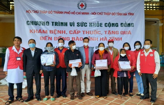 阮國雄副主席(左六)親臨問候及向新藍香鄉 災民贈送禮物。