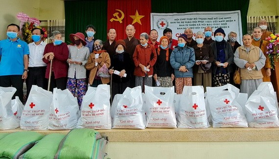 本市慈善團向災民贈送禮物。