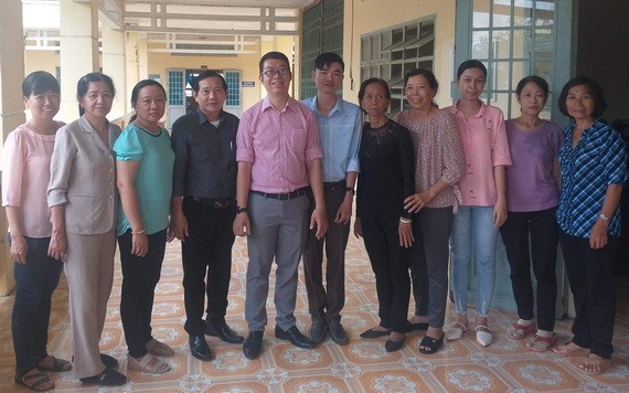 市人文社科大學中國語文系副主任張家權(左五)與滀臻省老師合影。