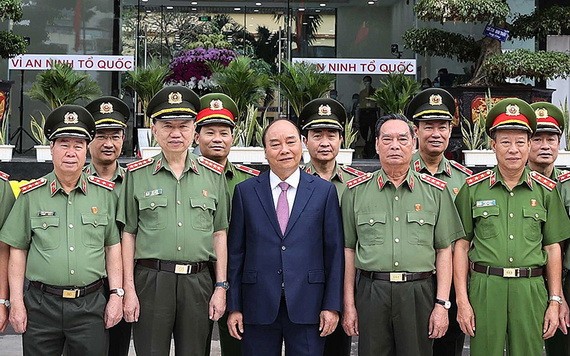 政府總理阮春福（前中）同與會代表合影。（圖源：統一）