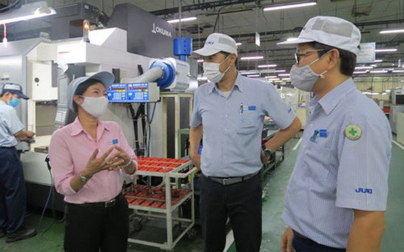 第七郡新順出口加工區越南Juki有限責任公司黨支部黨員聆聽勞工的心聲，以給企業領導作參謀。