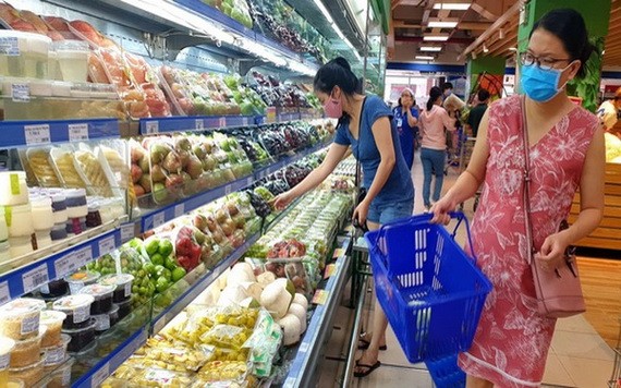 市商業合作社聯盟確保春節前後3個月商品供應充足。圖為消費者在超市選購商品。（圖源：梅花）