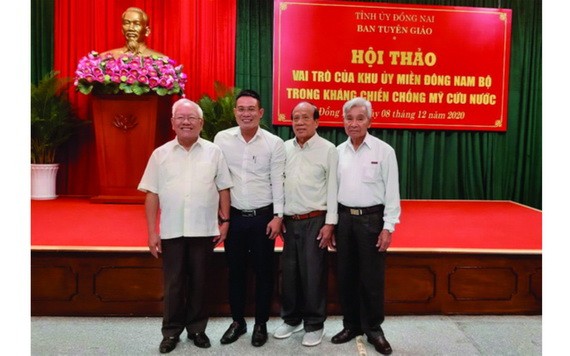 本報編委文忠孝(左二)與原南部東區區委領導合照留念。