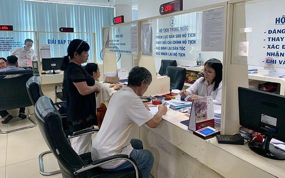 民眾在第三郡人委會辦理行政手續。