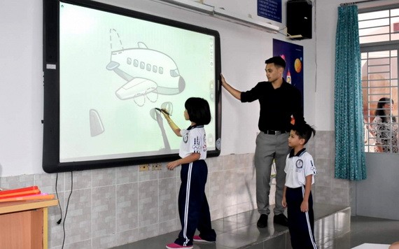 新富郡新山二小學師生正在實施智能教育的先進、融入、前提學校模式的一節課。