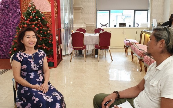 愛華大酒樓總經理關漪鏇接受越南電視台採訪。