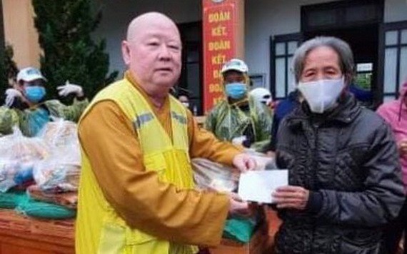 釋惟鎮法師向貧困者派發救濟品。