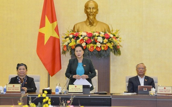 國會主席阮氏金銀（中）在會上致閉幕詞。（圖源：Quochoi.vn）