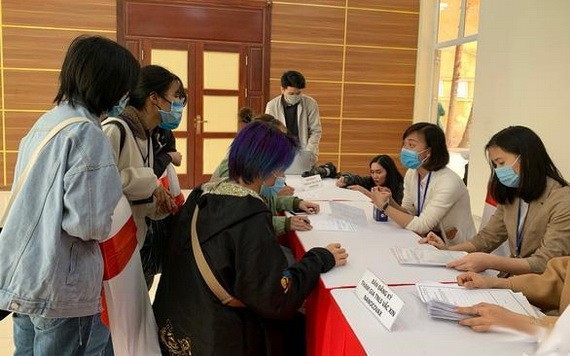 多人報名自願接種新冠疫苗。（圖源：L. Anh）