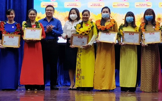 第十一郡共青團副書記、郡青聯會主席鄧孝(左四)向模範年輕教師頒獎。