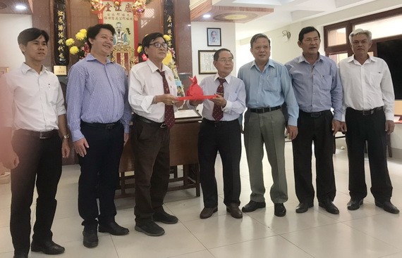 上屆理事長何冠忠(左三)在各政權代表見證下移交宗祠印章給第十五屆理監事會理事長何國華(右四)。