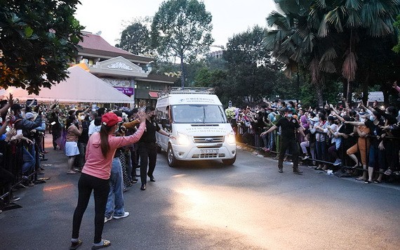 上千名民眾夾道向運載志財藝人的靈柩車致哀送行。（圖源：民越）