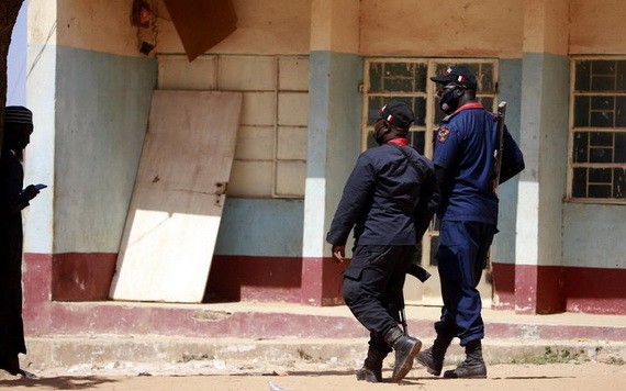 武警在事發學校巡邏警戒。（圖源：路透社）