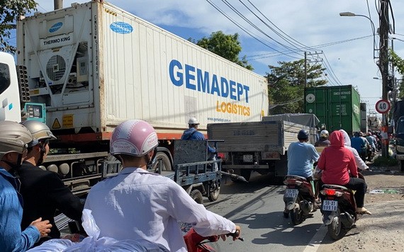 第九郡阮維貞街道狹窄，多輛卡車行駛容易引發交通事故，對民眾造成危險。（圖源：Đ.T）