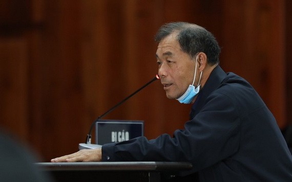 被告人沈啤在法庭上回答審判長問案。（圖源：玉陽）