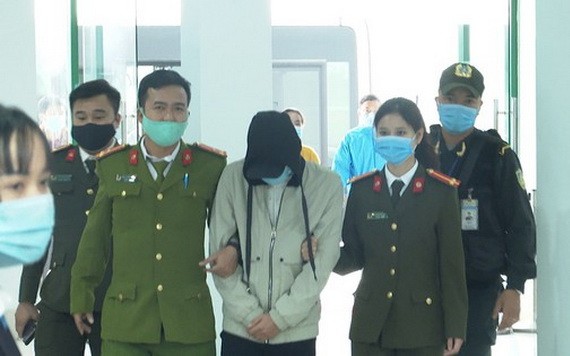 涉案嫌犯黎成仁（中）被押送至公安派出所。（圖源：紅絨）