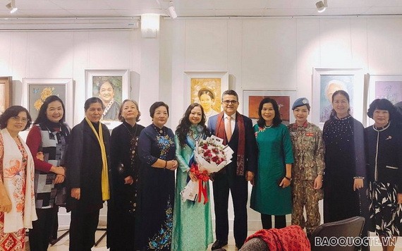 演講者與出席嘉賓合照。（圖源：Baoquocte.vn）