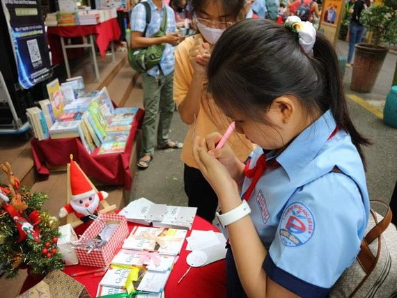 小朋友參加寫心願及祝福語掛在聖誕樹上。