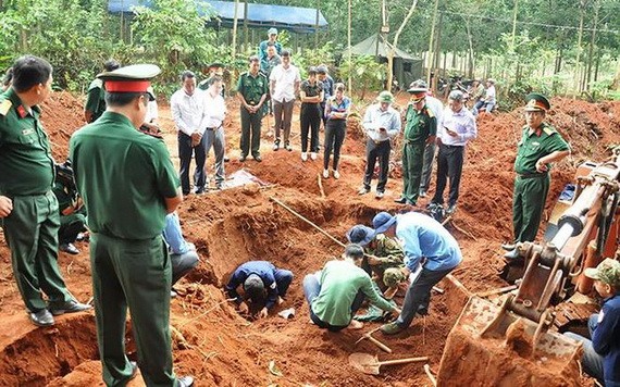 烈士骸骨搜集隊在挖掘並歸集烈士骸骨。（圖源：德智）