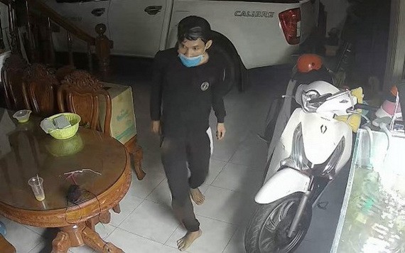 高清監控視頻拍下了一名戴著口罩的盜賊真面目。（圖源：視頻截圖）