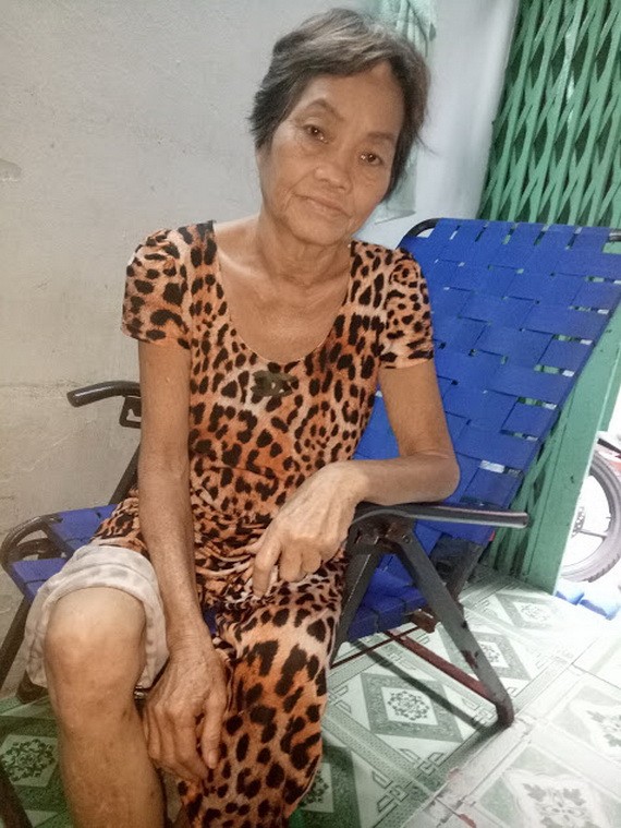 莊妹在窄小屋子裡。