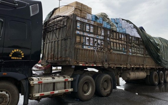 圖為一輛裝滿貨物的大卡車被扣留。（圖源：陳山）