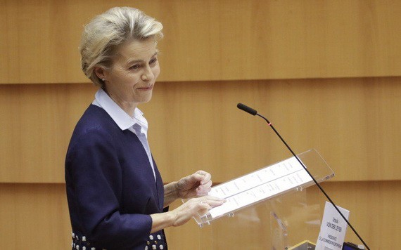 馮德萊恩16日指出跟英國的談判有進展，但不確定能否達協議，圖為當天她在歐洲議會發表談話畫面。（圖源：歐新社）