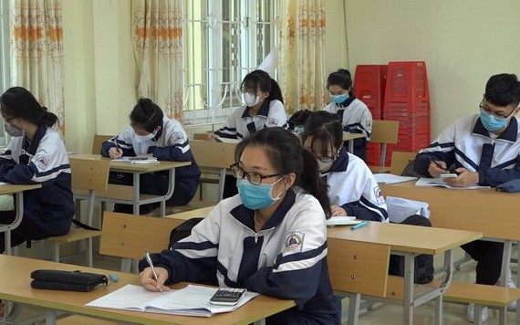 考生在試場內全程佩戴口罩並保持座位間隔。