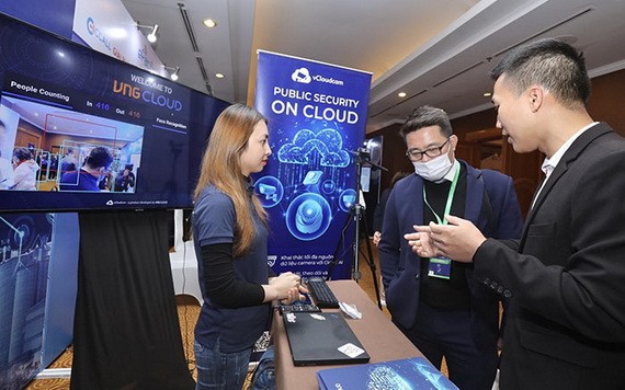 嘉賓參觀2020年越南互聯網日展會。（圖源：越通社） 